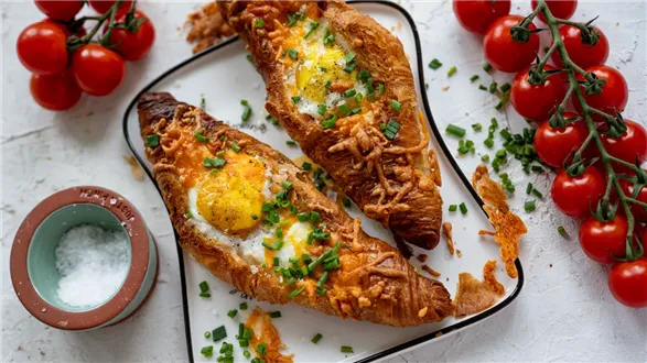 Pieczone łódki śniadaniowe w croissantach
